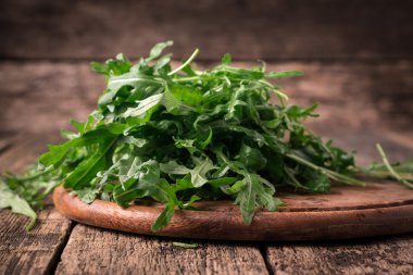 taze roka, ahşap arka plan, sağlıklı gıda