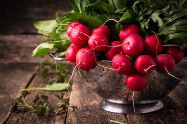  metal bir kevgir, ahşap bir vintage tablo sağlıklı gıda taze sebze