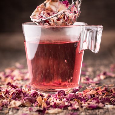 Antika ahşap arka plan üzerinde sağlıklı bitki çayı karışımı