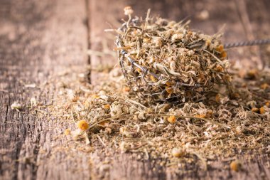 kurutulmuş papatya çiçeği, bitkisel çay ahşap masa üzerinde ham