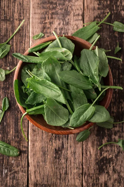 Verse biologische sorrel op tafel. gezonde voeding — Stockfoto