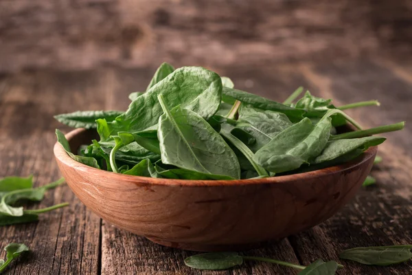 Acedera orgánica fresca en la mesa. alimentos saludables — Foto de Stock