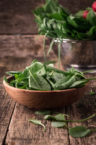 Uma azeda orgânica fresca na mesa. alimentos saudáveis — Fotografia de Stock