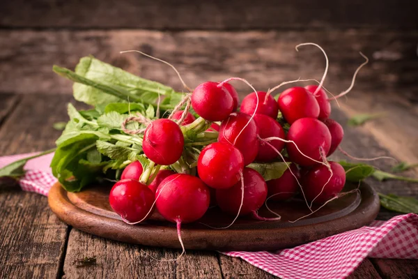 Récolte rustique fraîche de radis légumes sains en fond de panier vintage — Photo