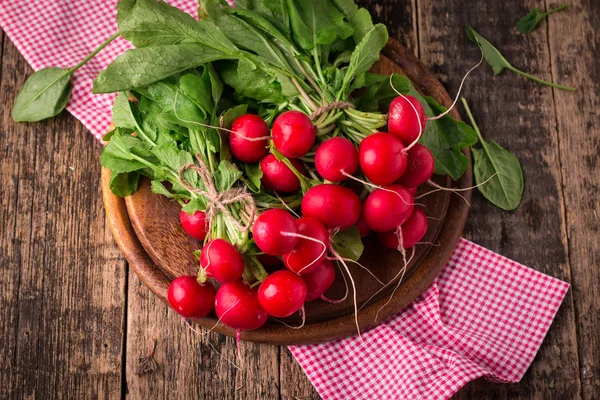 Récolte rustique fraîche de radis légumes sains en fond de panier vintage — Photo