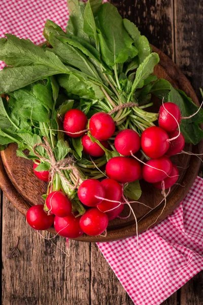 Récolte rustique fraîche de radis légumes sains en fond de panier vintage — Photo