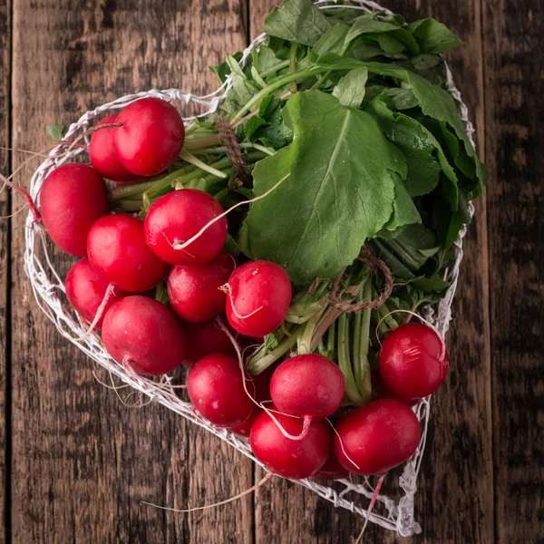 Récolte rustique fraîche de radis légumes sains en fond de panier vintage — Photo