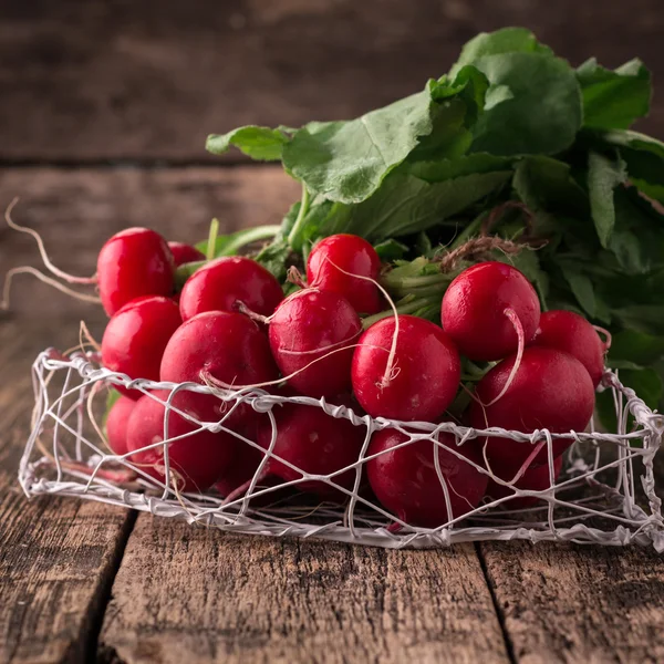 Récolte rustique fraîche de radis légumes sains en fond de panier vintage — Photo