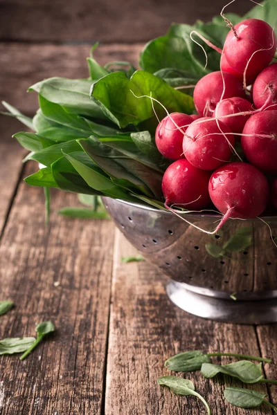 Légumes frais dans une passoire en métal, nourriture saine sur une table vintage en bois — Photo