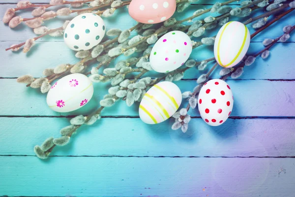 Concetto di Pasqua con uova colorate su sfondo di legno — Foto Stock