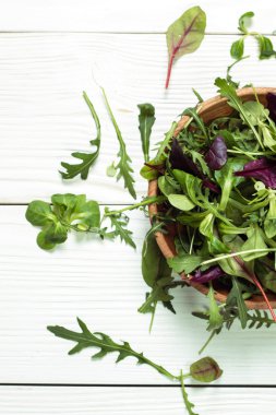 Ispanak, ruccola, marul ahşap masa üzerine taze yeşil salata.