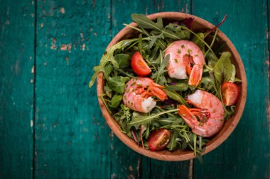 Yeşil salata karides ahşap table.healthy gıda ile