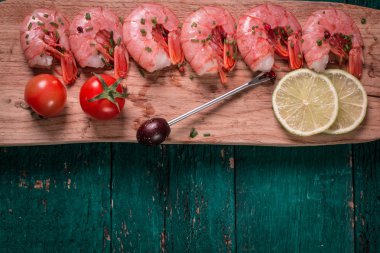 taze karides soğan ve limon ile servis