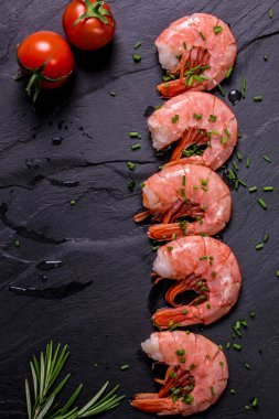 taze karides soğan ve limon ile servis