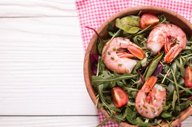 Yeşil salata karides ahşap table.healthy gıda ile