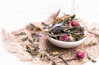 Yeşil çay, kurutulmuş yaprakları, ahşap arka plan üzerinde