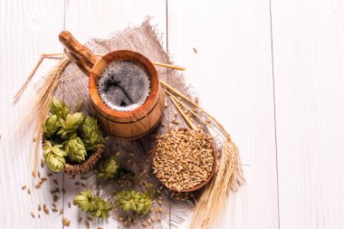 Tatmaya hazır uçuştaki çeşitli biralar, klasik filtre