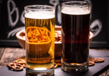 Tatmaya hazır uçuştaki çeşitli biralar, klasik filtre