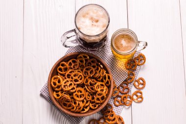 Tatmaya hazır uçuştaki çeşitli biralar, klasik filtre