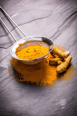 siyah taş, mutfak gıda kavramı üzerinde zerdeçal