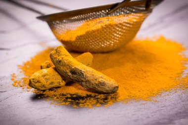 siyah taş, mutfak gıda kavramı üzerinde zerdeçal