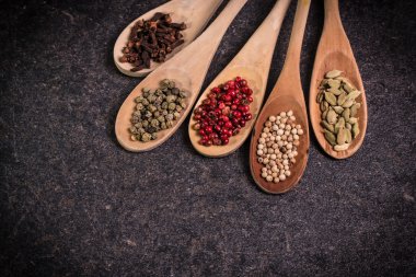 baharat ve otlar ahşap masa, tıbbi kavramı üzerinde