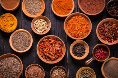 baharat ve otlar ahşap masa, tıbbi kavramı üzerinde