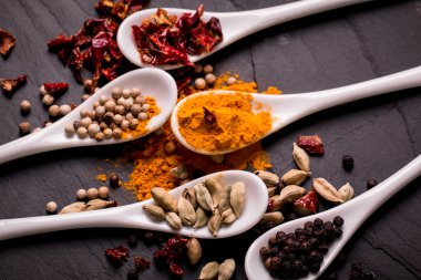 baharat ve otlar ahşap masa, tıbbi kavramı üzerinde