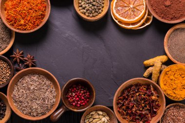 baharat ve otlar ahşap masa, tıbbi kavramı üzerinde
