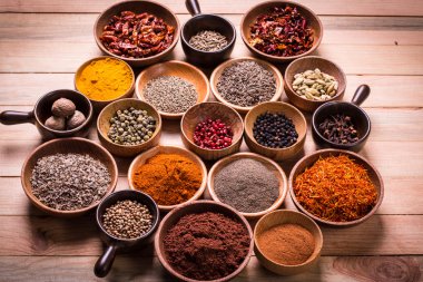 baharat ve otlar ahşap masa, tıbbi kavramı üzerinde