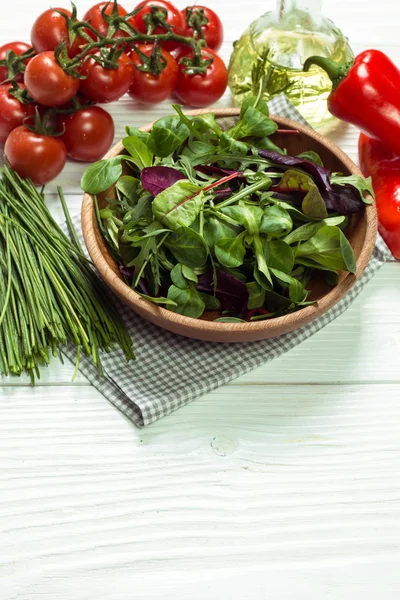 Frischer grüner Salat mit Spinat, Rukola, Salat auf Holztisch. — Stockfoto