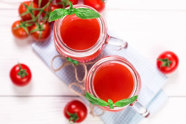 Tomato Juice and Fresh Tomatoes on a White Wooden Background — Stock Photo, Image