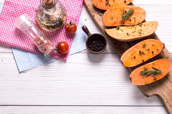 Raw sweet potatoes slice  on wooden background closeup — Stock Photo, Image