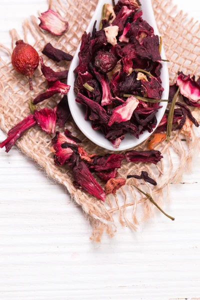 Mistura de ervas chá de frutas florais com pétalas, bagas secas e frutas . — Fotografia de Stock