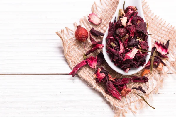Mezcla de té floral de frutas a base de hierbas con pétalos, bayas secas y frutas . — Foto de Stock