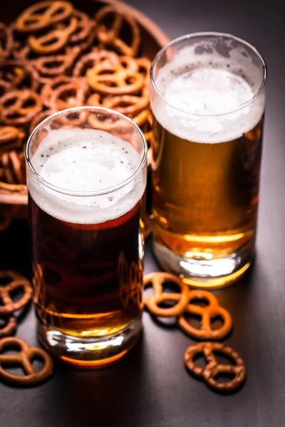 Cervezas surtidas en un vuelo listo para la degustación, filtro vintage — Foto de Stock