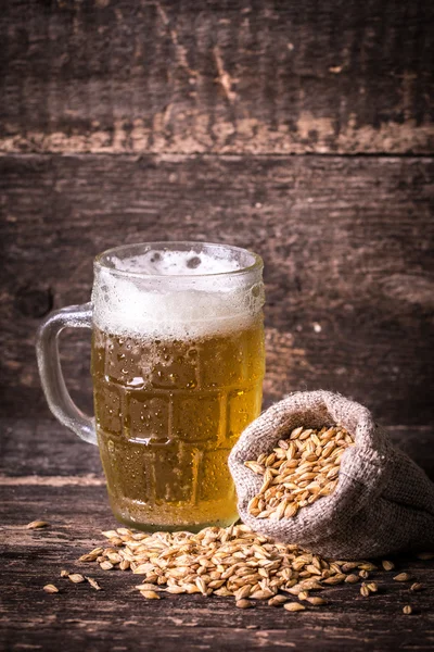 Cervezas surtidas en un vuelo listo para la degustación, filtro vintage —  Fotos de Stock