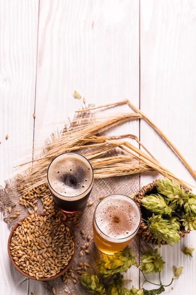 Cervezas surtidas en un vuelo listo para la degustación, filtro vintage —  Fotos de Stock