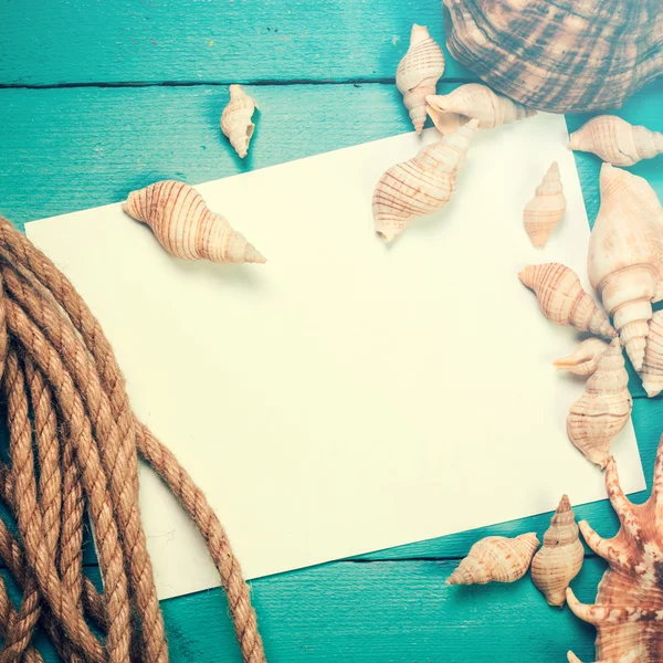 Concepto de la hora de verano con conchas marinas sobre el fondo azul de madera — Foto de Stock