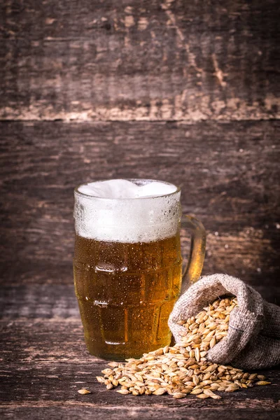 Blandade öl i en flight redo för provning, vintage filter — Stockfoto