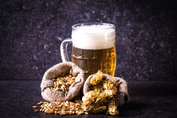 Cervezas surtidas en un vuelo listo para la degustación, filtro vintage —  Fotos de Stock