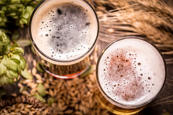 Cervezas surtidas en un vuelo listo para la degustación, filtro vintage — Foto de Stock