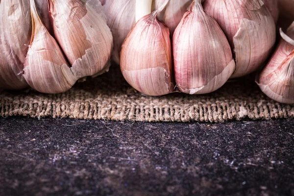 Garlic bulbs with garlic cloves on wooden table,soft focus — Stock Photo, Image