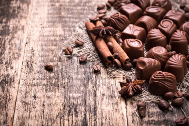 Ahşap arka plan üzerinde lezzetli çikolata şekerleme