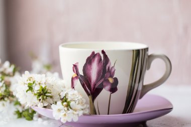 Pencere whith bahar çiçek yanında sıcak bir içecek Kupası