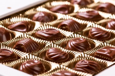 Ahşap arka plan üzerinde lezzetli çikolata şekerleme