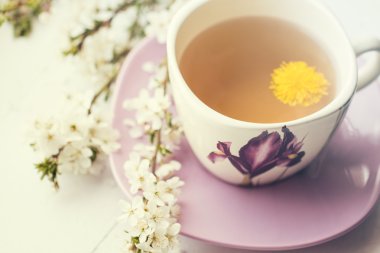 Pencere whith bahar çiçek yanında sıcak bir içecek Kupası