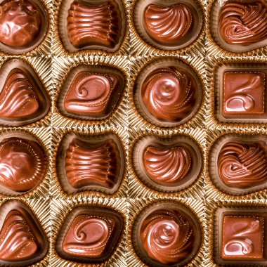 Ahşap arka plan üzerinde lezzetli çikolata şekerleme