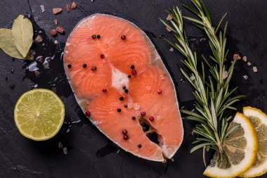 Çiğ somon fileto ve yemek, ahşap arka plan için malzemeler 