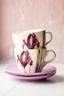  çay seti, bir buket bahar çiçek pencerenin yakınındaki